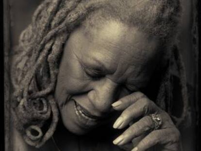 La escritora estadounidense Toni Morrison, en su casa de Nueva York en 2012.