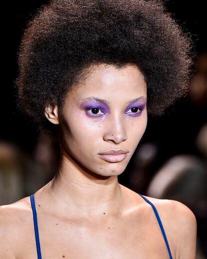 Michael Kors fue de los primeros en experimentar con el color morado esta temporada: un delineado sutil que se extendía por todo el párpado.