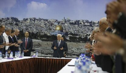 El presidente Abbas, en el centro, lee el Corán antes de una reunión en Ramala, Cisjordania, el 26 de agosto