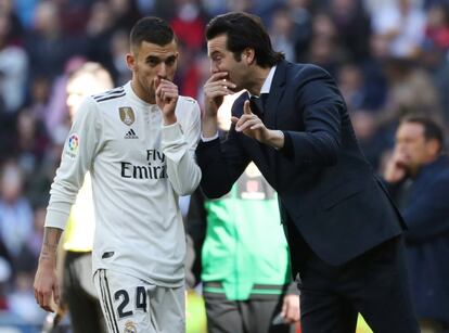 El entrenador del Real Madrid, Santiago Solari, da indicaciones a Dani Ceballos durante el partido ante el Girona.
