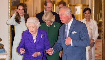 La reina con su hijo Carlos y Camilla, acompañados de los duques de Cambridge y de Sussex.