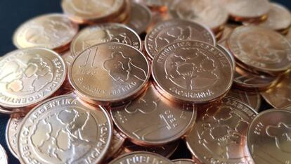 Las nuevas monedas de un peso, con la figura del jacarandá