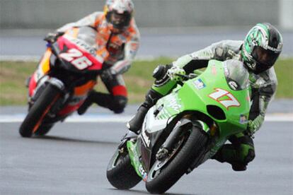 El piloto francés de Kawasaki, Randy de Puniet, por delante de Dani Pedrosa, durante los entrenamientos libres de Le Mans.