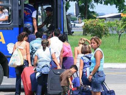 Afectados por el cierre de Air Madrid suben a un autobús en Guayaquil para embarcar en uno de los vuelos fletados por Venezuela.