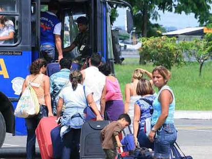 Afectados por el cierre de Air Madrid suben a un autobús en Guayaquil para embarcar en uno de los vuelos fletados por Venezuela.