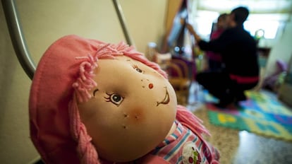 Una muñeca en la habitación de una niña.