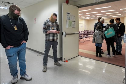 Agentes federales esperan fuera de las audiencias para hacer detenciones selectivas en el tribunal de Nueva York, el 6 de marzo.