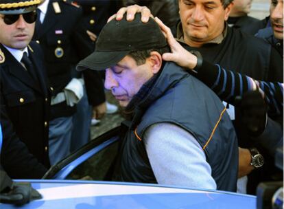 Russo, en el momento de ser introducido en un vehículo policial en Nápoles.
