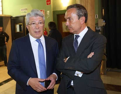 Enrique Cerezo (izquierda), empresario y presidente del Atlético de Madrid, conversa con Juan Carlos Gallego González, director ejecutivo de Caixabank.