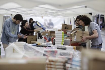Libreros se preparan para la celebración de Sant Jordi en el Paseo de Gràcia de Barcelona, este sábado.