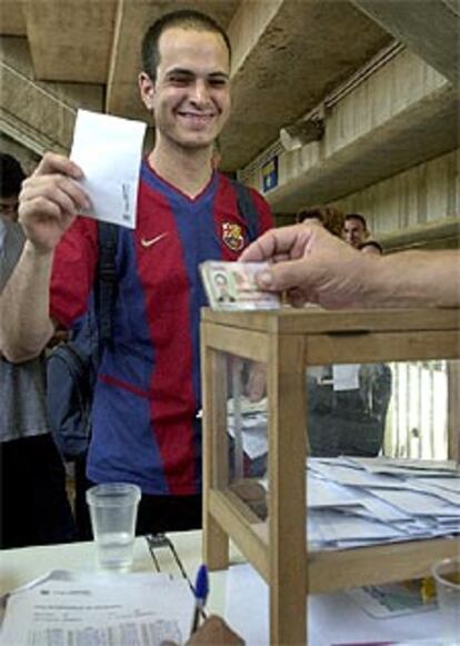 Un socio del club acude a votar en una de las mesas que el club azulgrana ha colocado en el Mini Estadi.