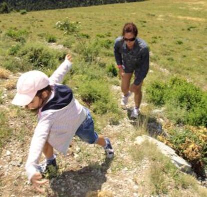 Madre e hija realizan una ruta senderista en el Parque Natural Cadí-Moixeró de Cataluña.