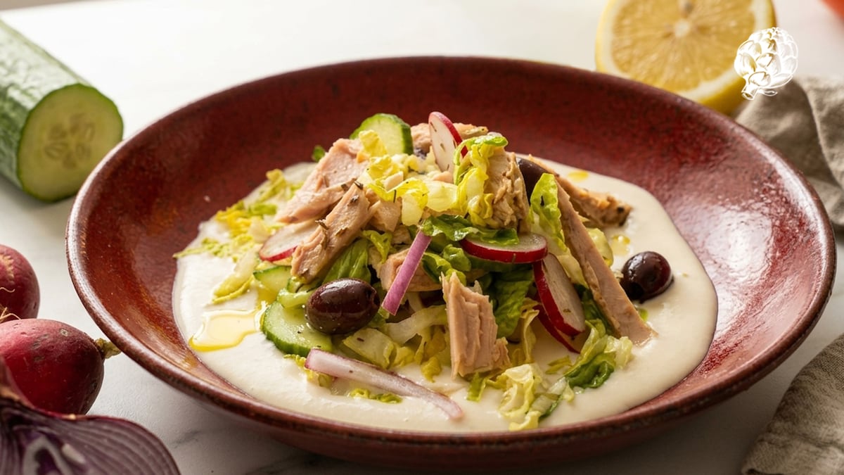 La receta de ensalada de atún que le da una vuelta a la mixta de siempre