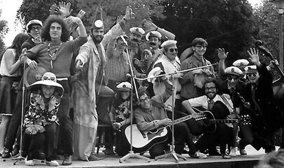 El Grup de Folk, durante el recordado concierto en el Parc de la Ciutadella de 1968, una de les aventuras colectivas de la época en que Pau Riba conocería, entre otros, a, Jaume Sisa.