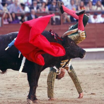 El Cid sufre una aparatosa voltereta en su segundo toro de la tarde.