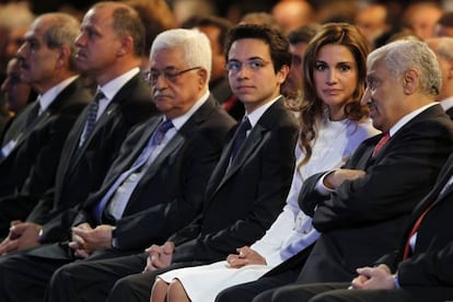 El príncipe Hussein bin Abdullah junto a su madre, la reina Rania, en el último encuentro del Foro Económico Mundial en Oriente Medio.