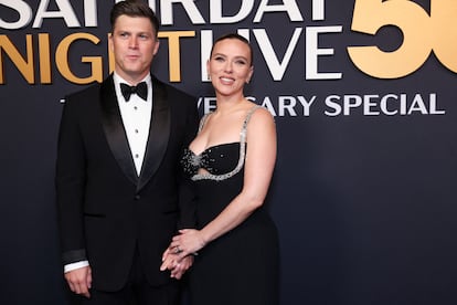 Scarlett Johansson (Nueva York, 40 años), acudió a la gala acompañada por su marido, el humorista Colin Jost (Nueva York, 40 años), que es guionista del programa desde 2005. En diciembre ella acudió como invitada y vivió un embarazoso momento cuando Jost se comprometió a leer el guion escrito por otra compañera. "Como todos sabéis, Scarlett acaba de celebrar su 40 cumpleaños, lo que significa que pronto voy a tener que dejarla tirada", se vio obligado a leer delante de su mujer. "Acabamos de tener un hijo. Solo que no habéis visto ninguna foto suya todavía porque es negro como el demonio", fue otro de los chistes que sacó una sonrisa forzada a la actriz.