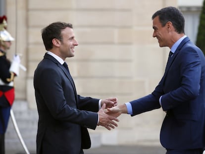 El presidente francés, Emmanuel Macron, recibe a su homólogo español, Pedro Sánchez, en el palacio del Elíseo.