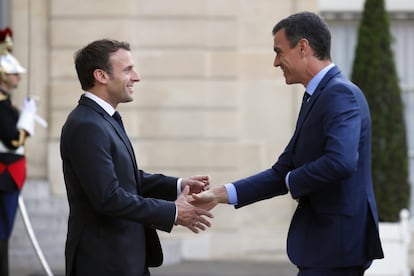 El presidente francés, Emmanuel Macron, recibe a su homólogo español, Pedro Sánchez, en el palacio del Elíseo.