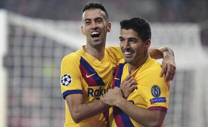 Busquets celebra con Luis Suárez el segundo gol del Barcelona en Praga.