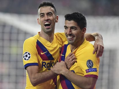 Busquets celebra con Luis Suárez el segundo gol del Barcelona en Praga.