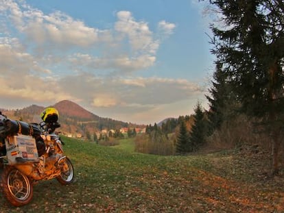 La moto Victoria en un valle esloveno.