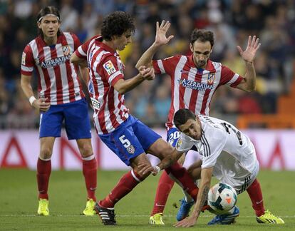 Di María pierde el balón ante la presión de Tiago y Juanfran