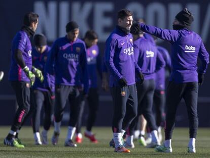 Messi i els seus companys del Barça durant l'entrenament de divendres.