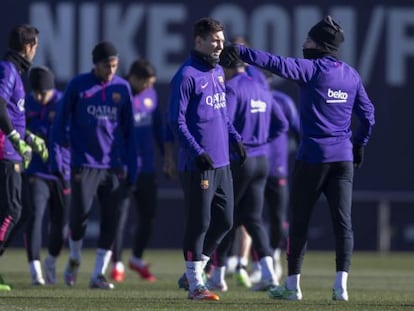 Messi y sus compañeros del Barça, durante el entrenamiento del viernes.