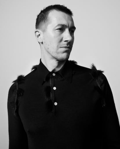 El actor Jussi Vatanen, protagonista de Fallen Leaves, posa para ICON vestido de Prada.