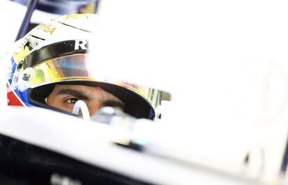 El piloto venezolano Pastor Maldonado (Williams) observa la tabla de tiempos.