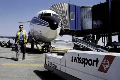 Un empleado de Swissport, en el aeropuerto internacional de Zúrich (Suiza).