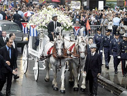 Un carro blanco llevó el cuerpo de Celia Cruz ayer por las calles de Nueva York.