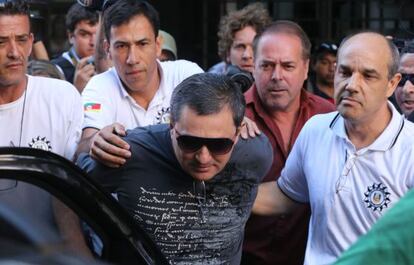 Mauro Hoffman, copropietario de la discoteca, es trasladado bajo custodia policial.