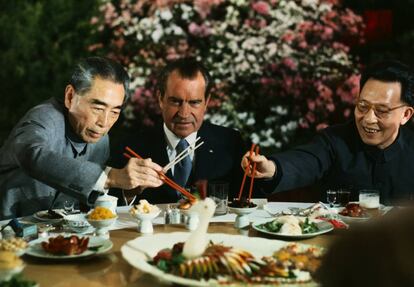 El presidente estadounidense Nichard Nixon en su debut televisado con los palillos durante su viaje diplomático a China (en la imagen, en posición de espera). A la izquierda, el primer ministro del país asiático Chou En-lai; a la derecha, el líder del partido comunista de Shanghái Chang Chun-chiao. |