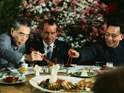 El presidente estadounidense Nichard Nixon en su debut televisado con los palillos durante su viaje diplomático a China (en la imagen, en posición de espera). A la izquierda, el primer ministro del país asiático Chou En-lai; a la derecha, el líder del partido comunista de Shanghái Chang Chun-chiao. |