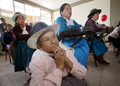 Mujeres de Ayacucho siguen por televisión las conclusiones de la Comisión de la Verdad, en abril pasado.
/ AP