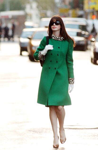 Otro de los looks que mejor representa la transformación del personaje de Andy es este compuesto por abrigo verde vintage con puños animal print, bolso de Kate Spade y zapatos de Giuseppe Zanotti. Un estilismo a lo Jackie Kennedy que es uno de los favoritos de la propia Anne Hathaway, ya que el abrigo verde forma parte de su colección personal.