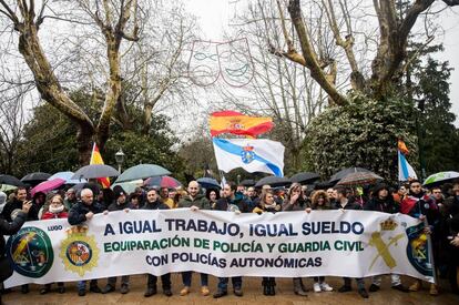 Manifestación de policías y guardias civiles este miércoles en Santiago.