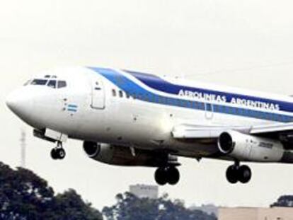 Un Boeing 737 de Aerolíneas Argentinas aterrizando