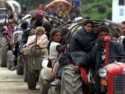 Cientos de refugiados albanokosovares aguardan para entrar en Albania, en 1999.