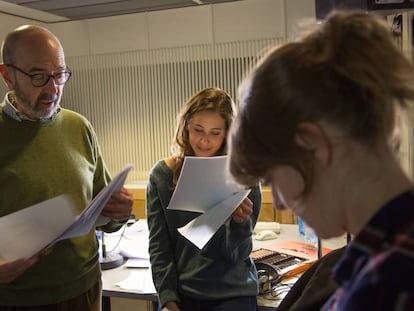 Los actores Miguel Rellán e Irene Escolar (en el centro) en la obra de radioteatro 'El gran apagón', en la cadena SEr.