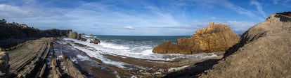 La playa de La Arnía, cerca de la localidad de Soto de la Marina, alberga una espectacular plataforma de abrasión (en otros lugares conocida como 'flysch') y más rocas que emergen del Cantábrico.