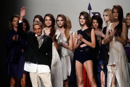 Jesús del Pozo recibe el aplauso del público tras mostrar sus diseños en la Cibeles Madrid Fashion Week.