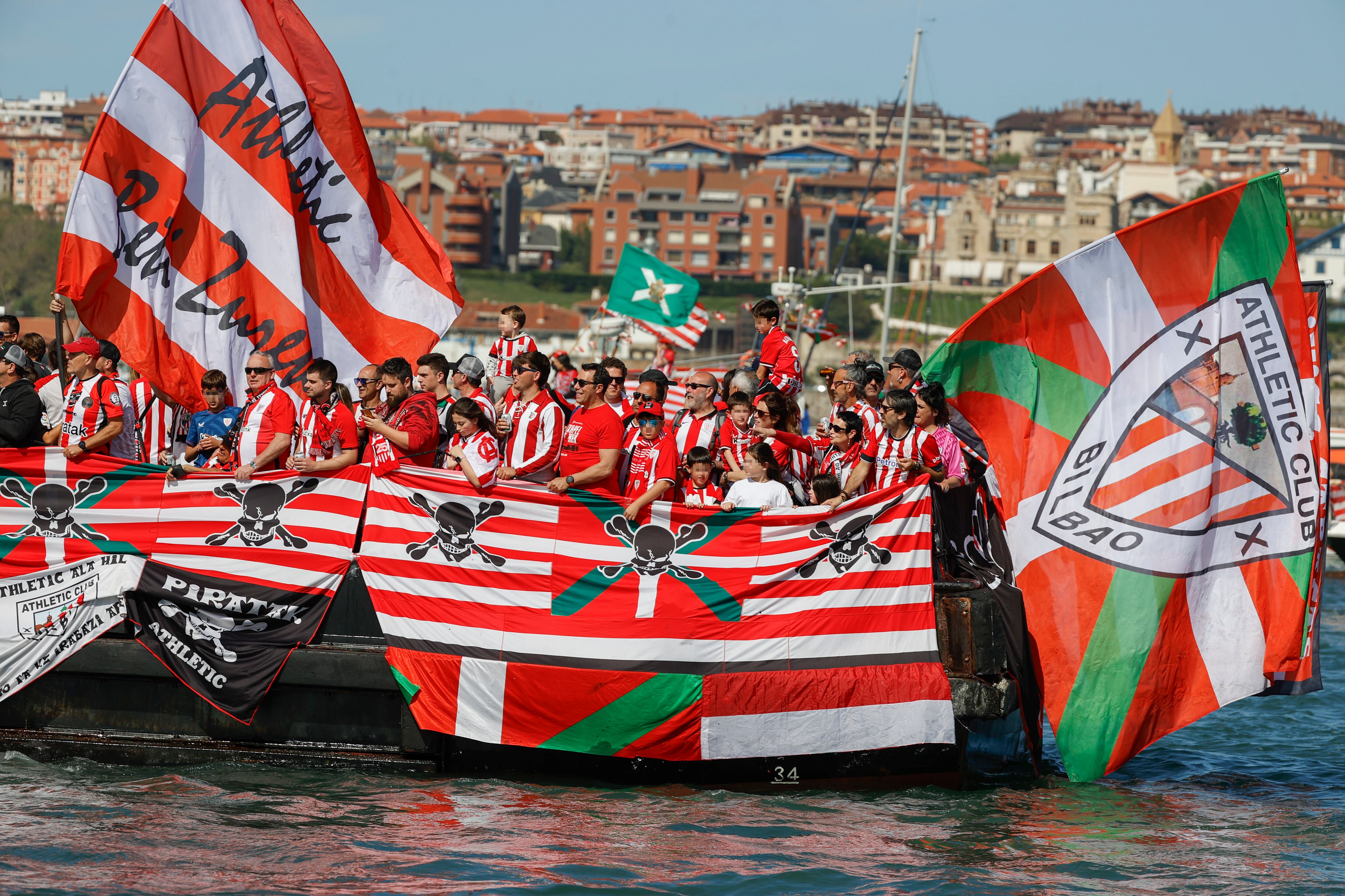 Seguidores del Athletic Club en una embarcación privada esperan el paso de la gabarra.