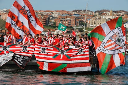 Seguidores del Athletic Club en una embarcación privada esperan el paso de la gabarra.