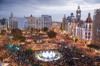 Vista general de la manifestación en la plaza del Ayuntamiento de Valencia.