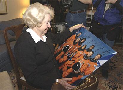 Dosotthy, madre del astronauta médico, David M. Brown, contempla apenada la imagen de los tripulantes desaparecidos.