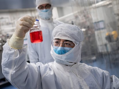 Un operario en un laboratorio que desarrolla vacunas de covid, en una imagen de archivo.