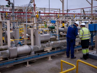 Dos trabajadores, en la planta de regasificación de Enagás en Barcelona.